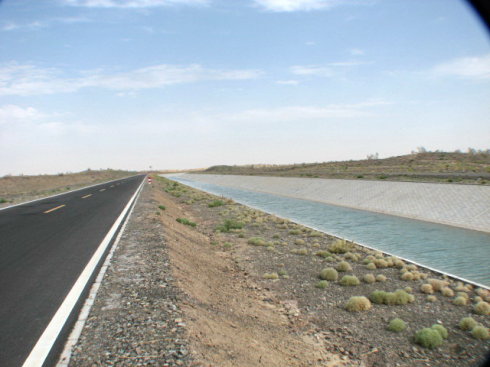 新疆天山饮水渠
